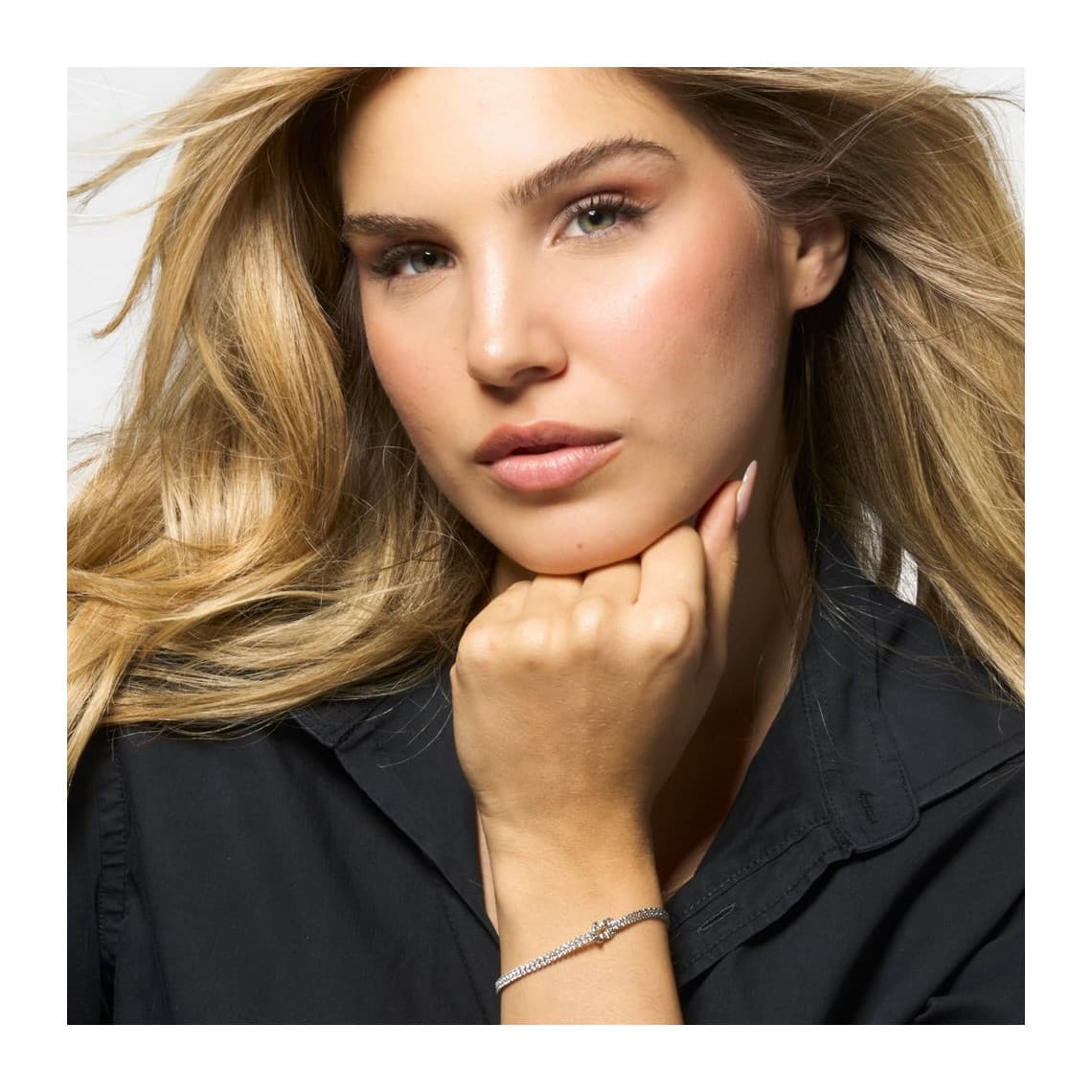 Bracciale in acciaio con nodo e zirconi bianchi BK2908