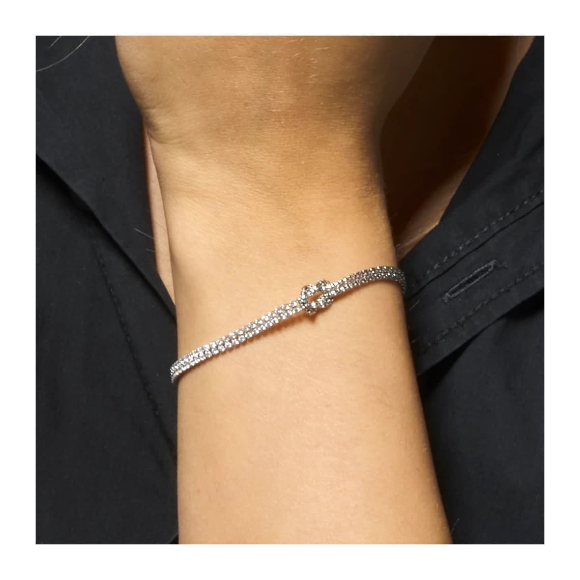 Bracciale in acciaio con nodo e zirconi bianchi BK2908