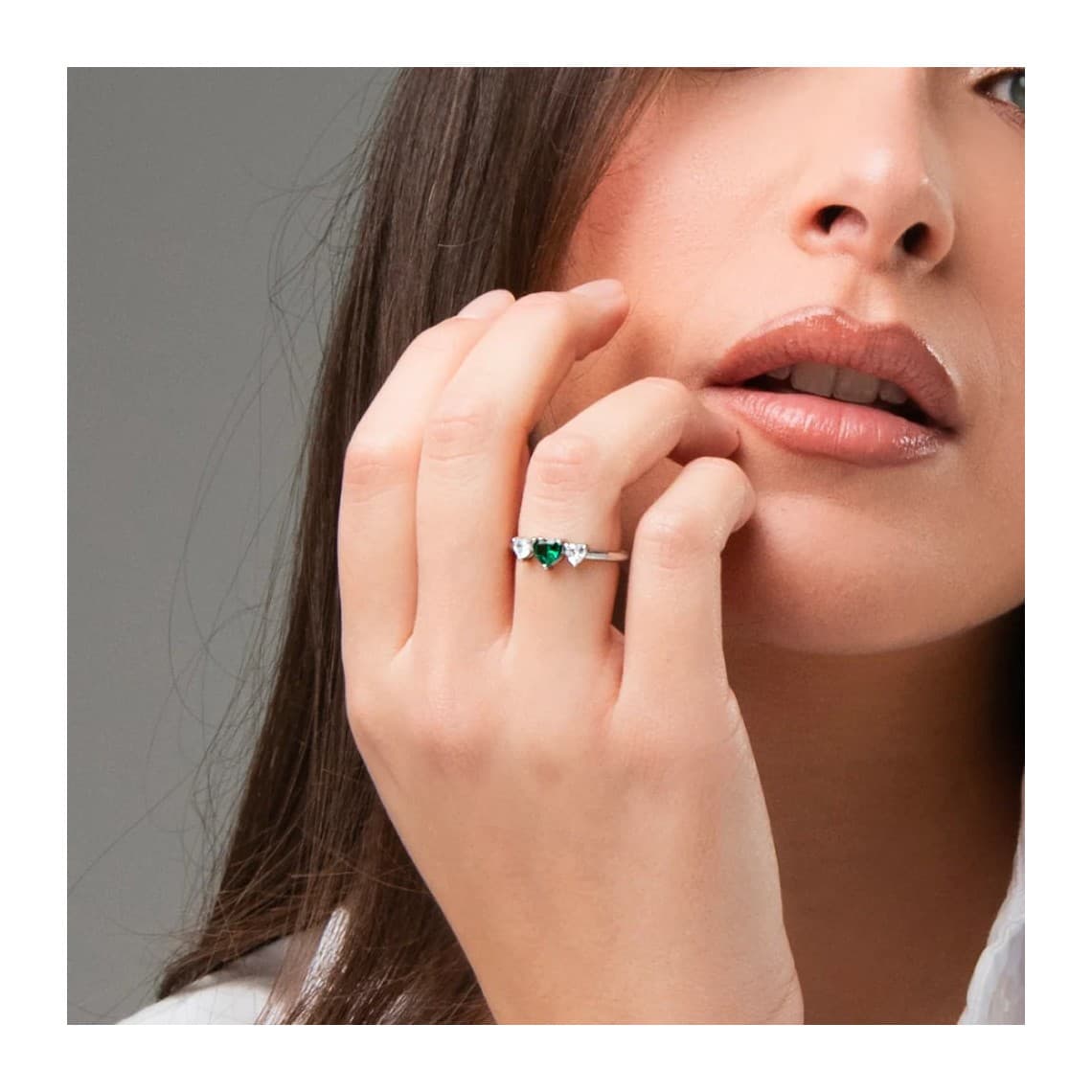 Anello in acciaio cuori con zirconi bianchi e Verdi ANK675