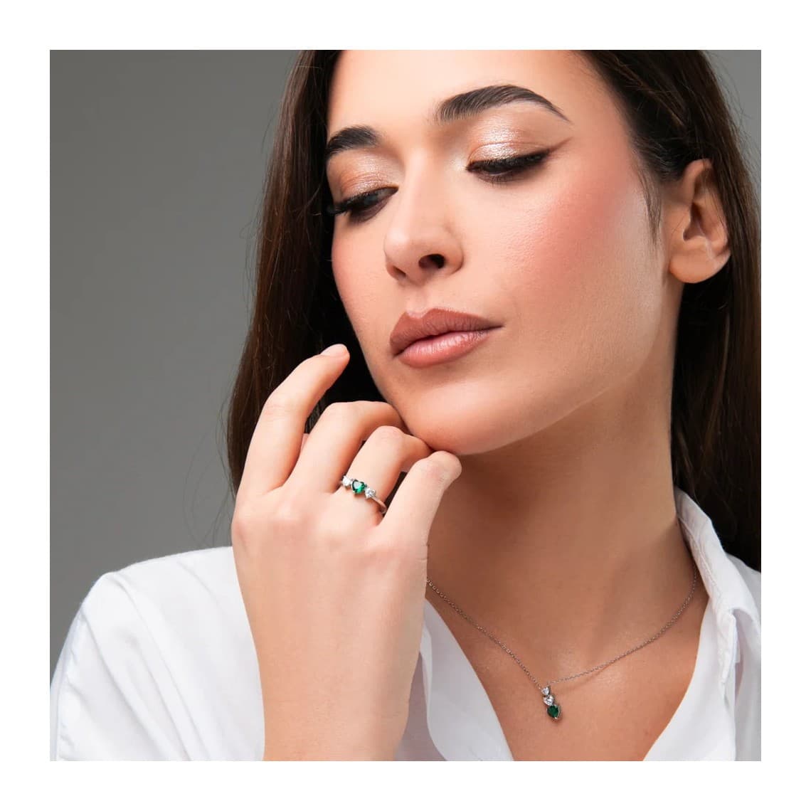 Anello in acciaio cuori con zirconi bianchi e Verdi ANK675